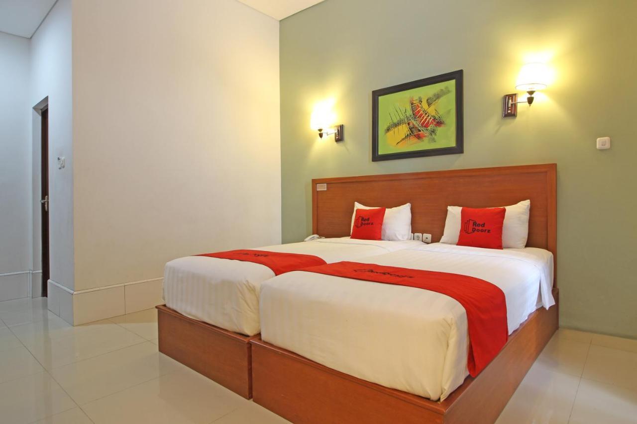 Reddoorz Premium Near Sleman City Hall Джокьякарта Экстерьер фото