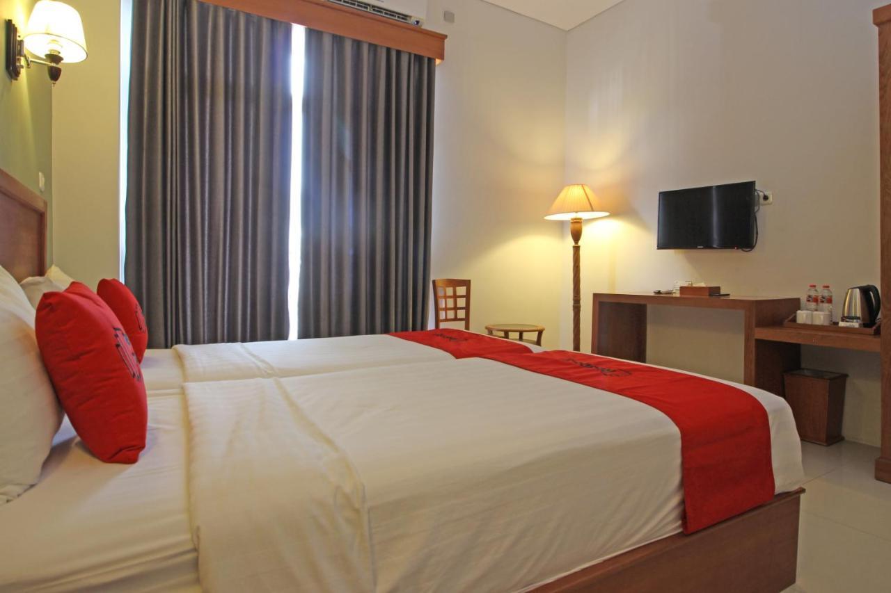 Reddoorz Premium Near Sleman City Hall Джокьякарта Экстерьер фото
