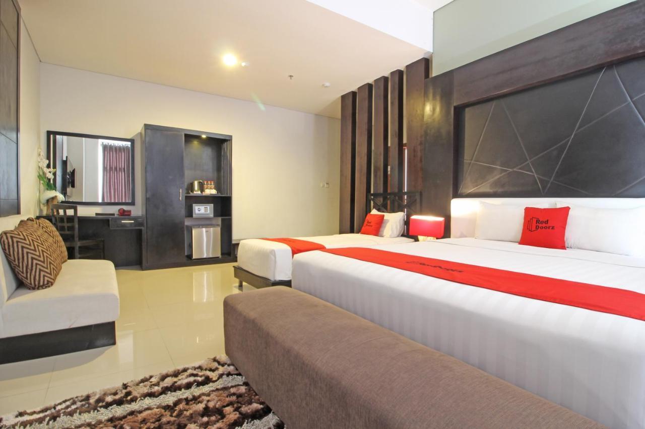 Reddoorz Premium Near Sleman City Hall Джокьякарта Экстерьер фото