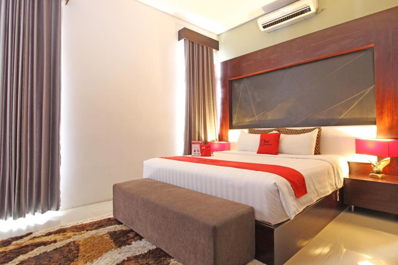 Reddoorz Premium Near Sleman City Hall Джокьякарта Экстерьер фото